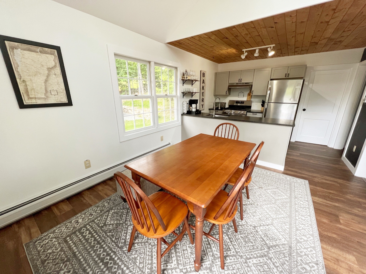 Cozy Mountain View Home 3BD 1.5 BR - Photo 3