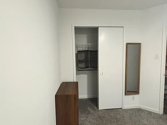 Beautiful private room close to hospitals and major amenities - Photo 2