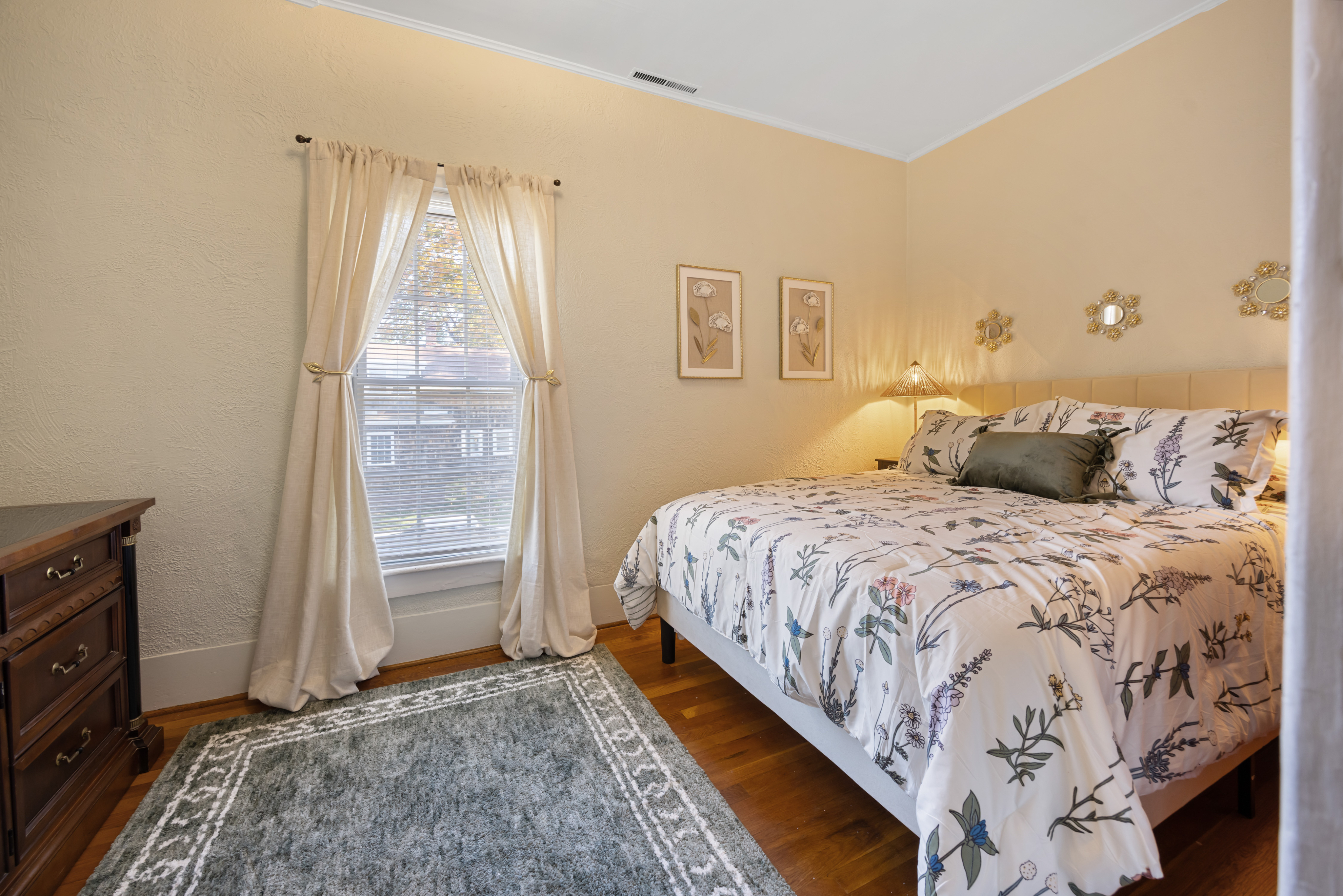 Spacious, modern apartment on a convenient and lovely street - Photo 4