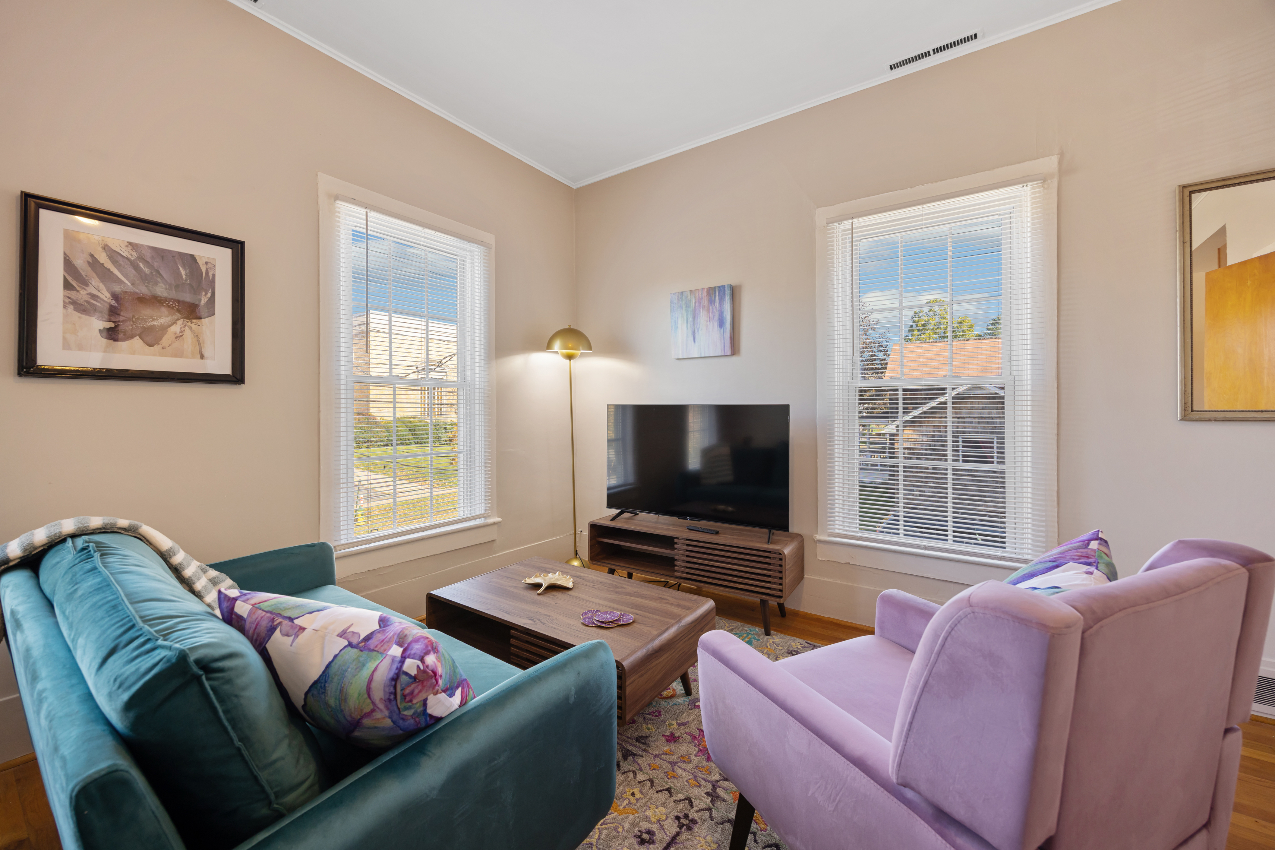 Spacious, modern apartment on a convenient and lovely street - Photo 3