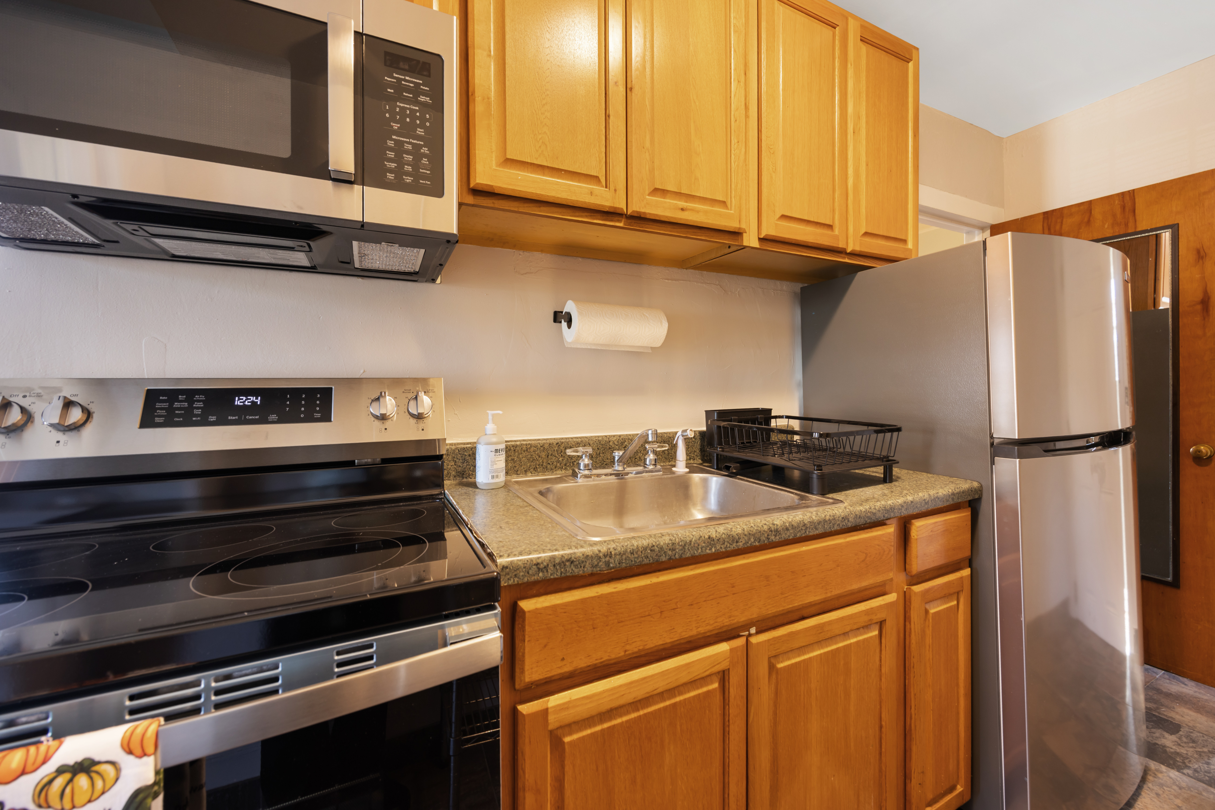 Spacious, modern apartment on a convenient and lovely street - Photo 7