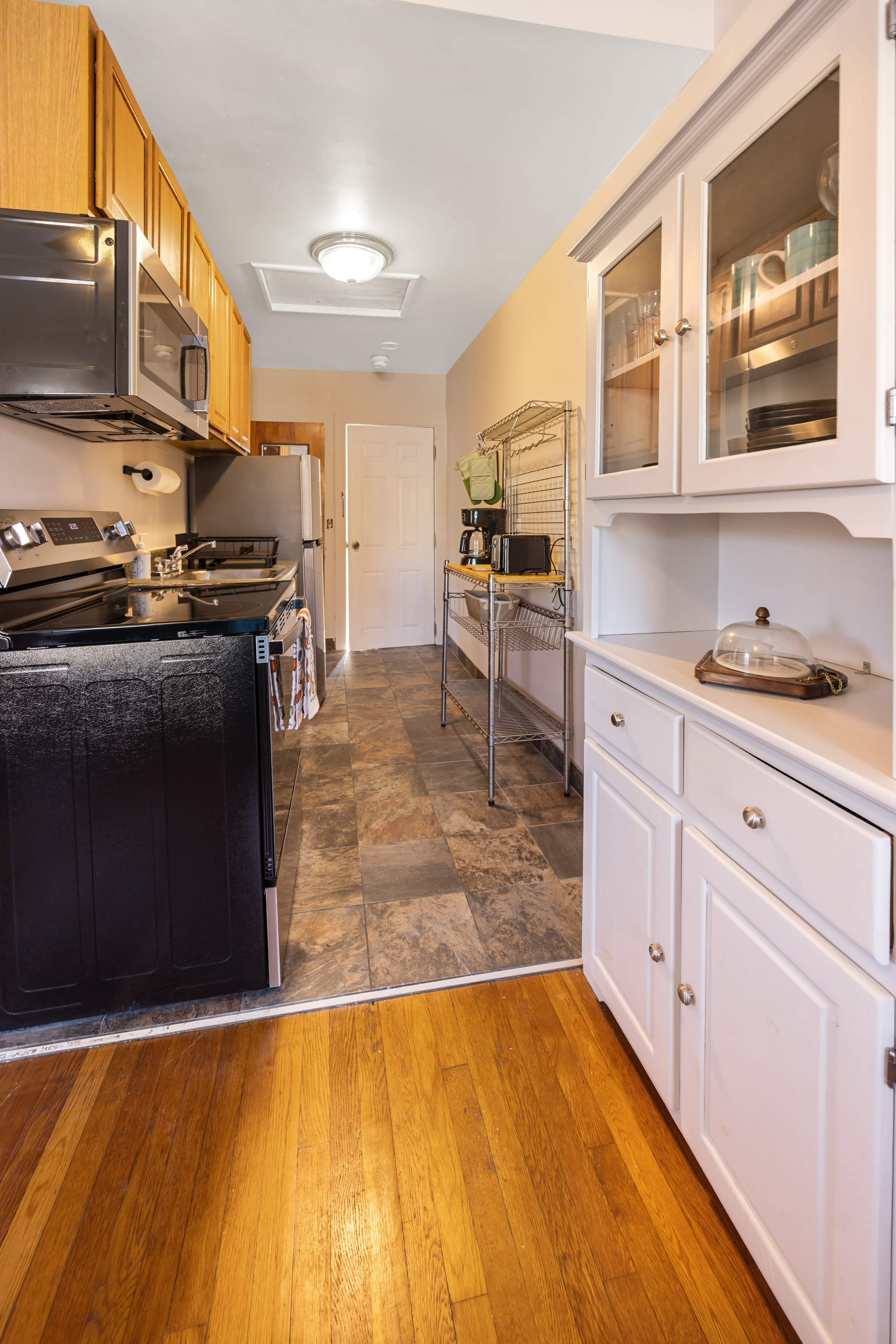 Spacious, modern apartment on a convenient and lovely street - Photo 5