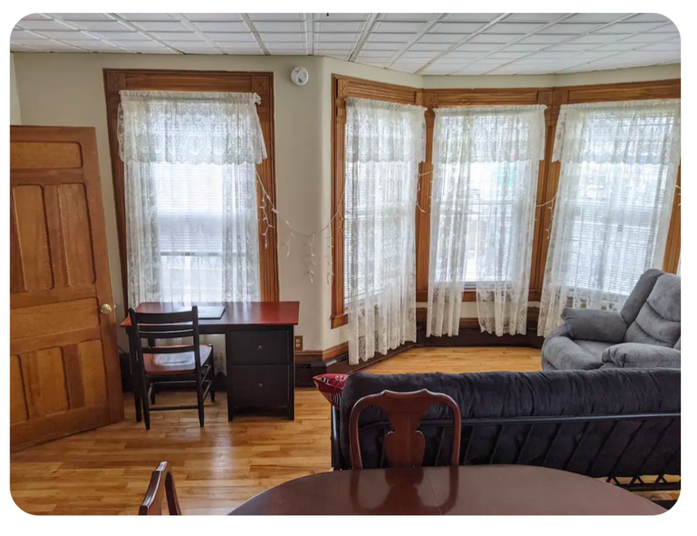 Fully Furnished Victorian - 2nd floor apt w/private balcony - Photo 2