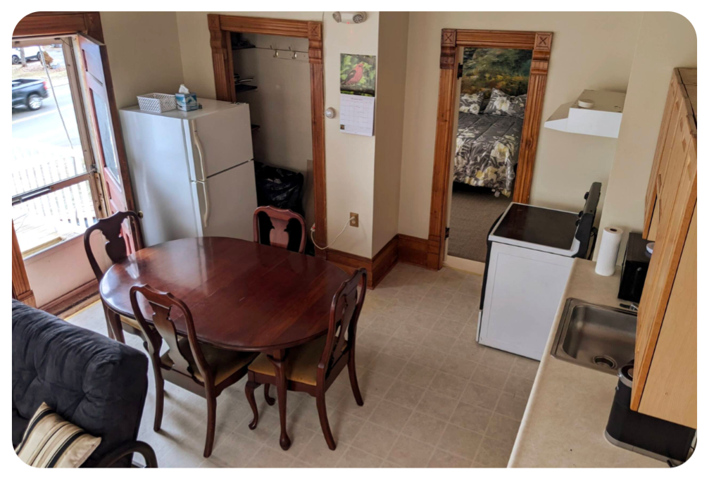 Fully Furnished Victorian - 2nd floor apt w/private balcony - Photo 3