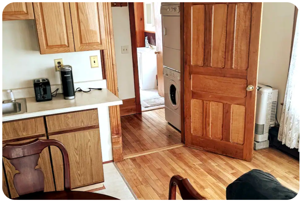 Fully Furnished Victorian - 2nd floor apt w/private balcony - Photo 4