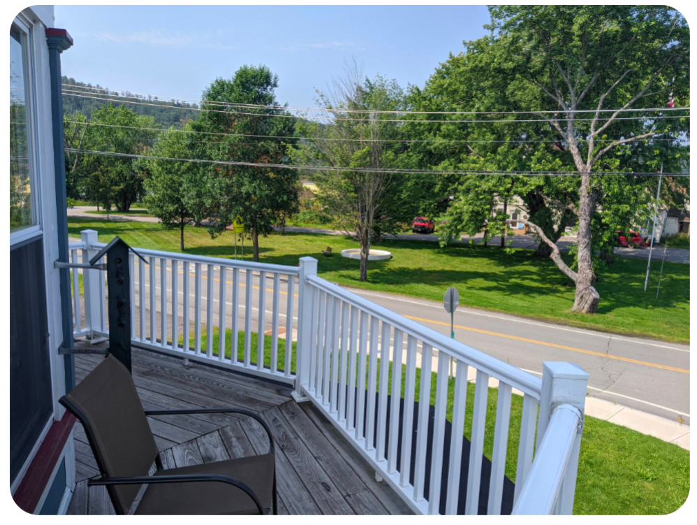 Fully Furnished Victorian - 2nd floor apt w/private balcony - Photo 7