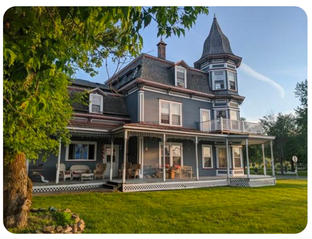 Fully Furnished Victorian - 2nd floor apt w/private balcony - Photo 1