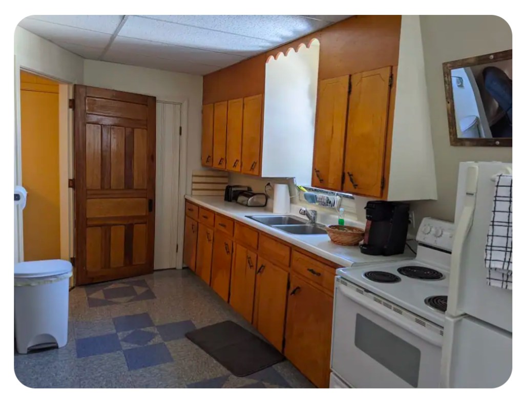 Fully Furnished Victorian - 2nd floor apt w/private balcony - Photo 4