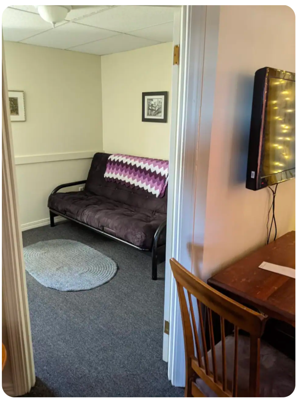 Fully Furnished Victorian - 2nd floor apt w/private balcony - Photo 8
