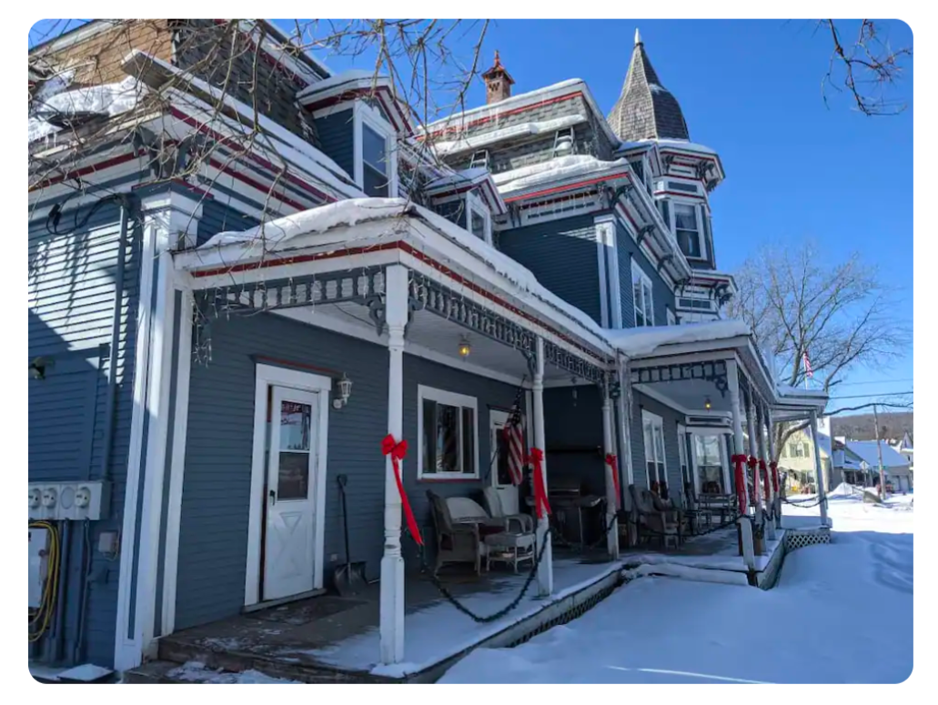 Fully Furnished Victorian - 2nd floor apt w/private balcony - Photo 11