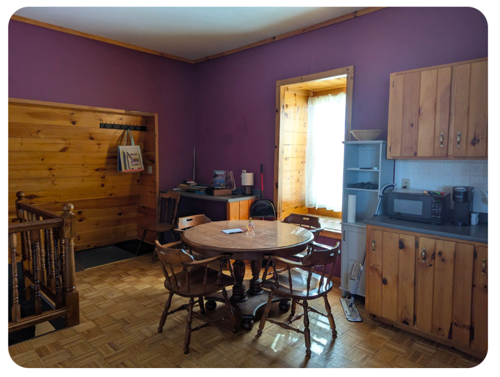 Fully Furnished Victorian - 2nd floor apt w/private balcony - Photo 2