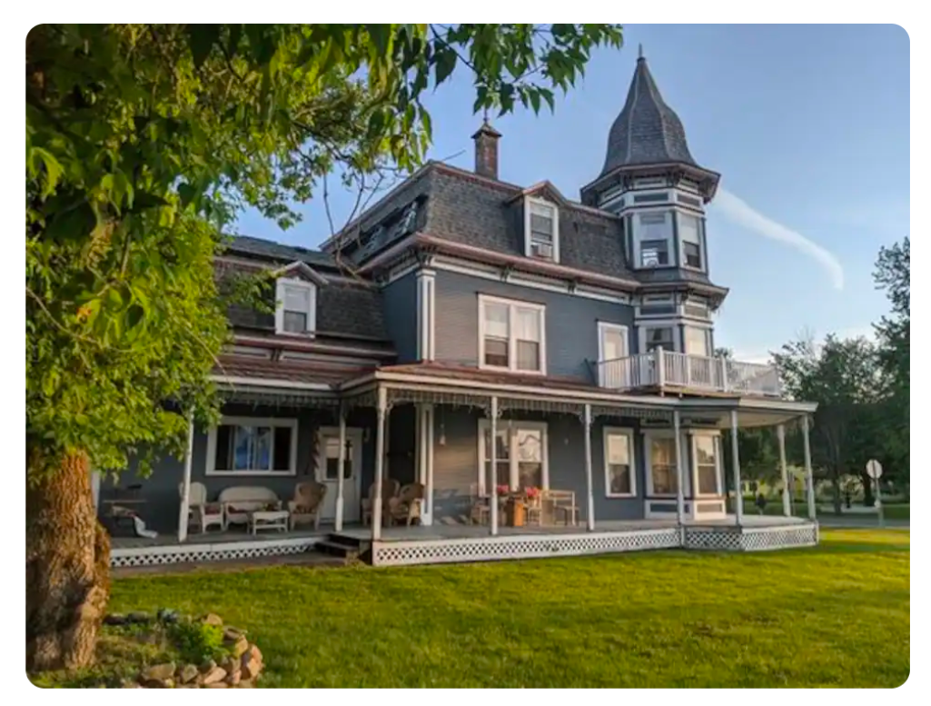 Fully Furnished Victorian - 2nd floor apt w/private balcony - Photo 3