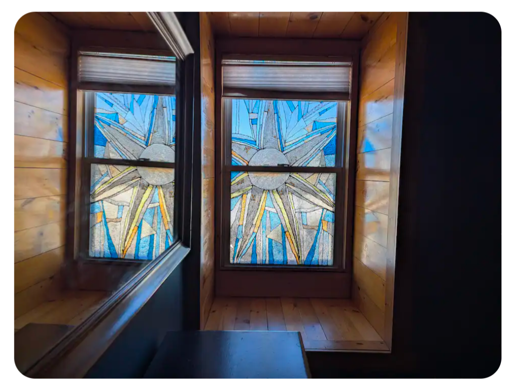 Fully Furnished Victorian - 2nd floor apt w/private balcony - Photo 5