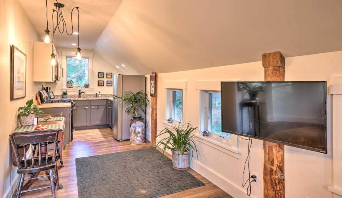 The Loft at Hobble Inn, located over the carriage barn. - Photo 4