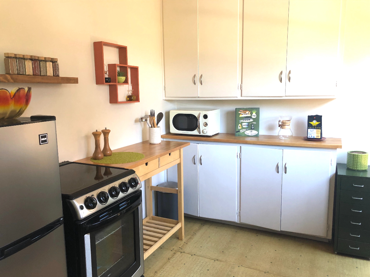 Sunny One Bedroom - Photo 2