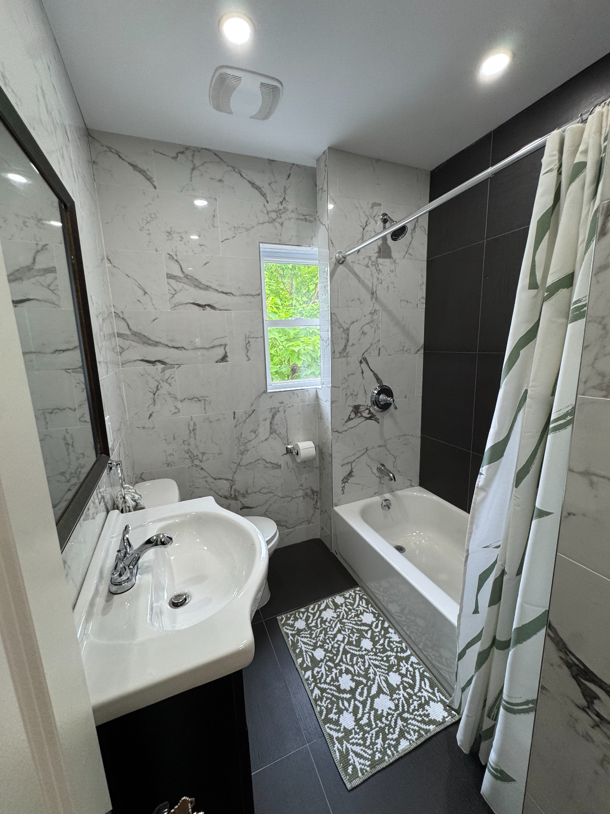 Newly Renovated Two Bedroom Apartment - Photo 3