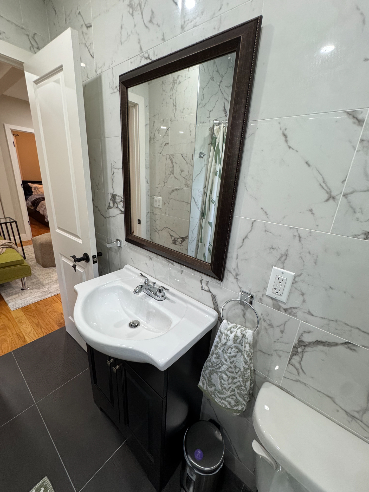 Newly Renovated Two Bedroom Apartment - Photo 2