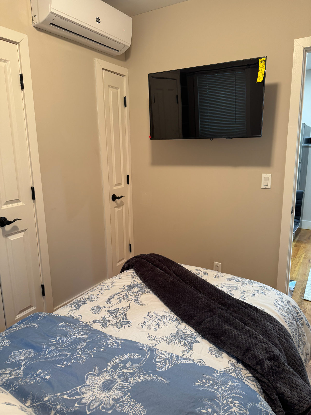 Newly Renovated Two Bedroom Apartment - Photo 8