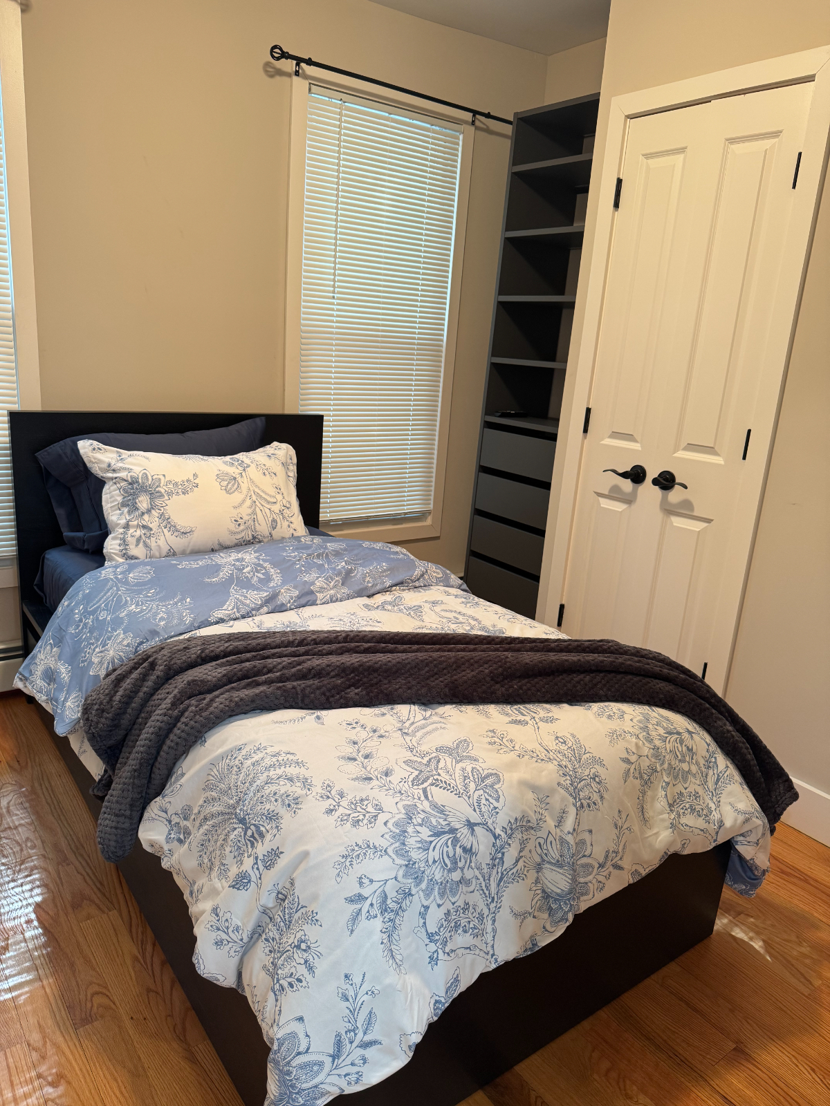 Newly Renovated Two Bedroom Apartment - Photo 10