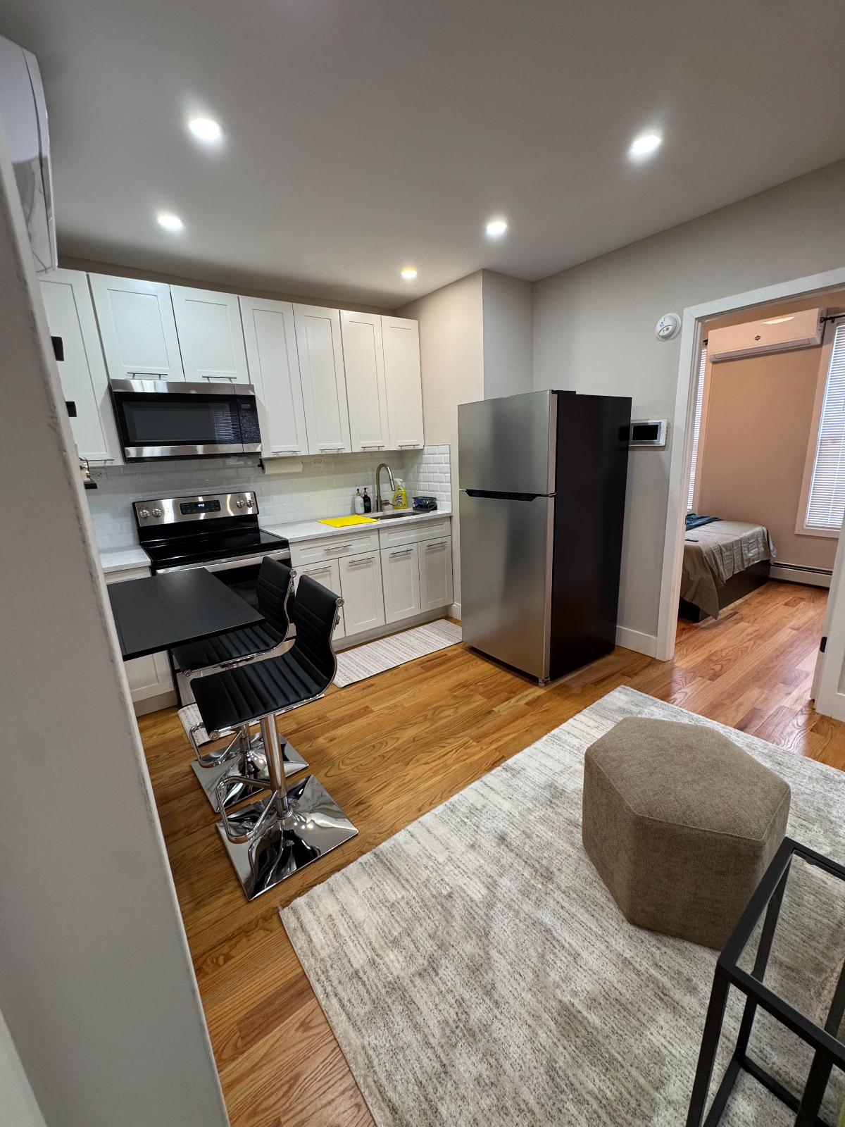 Newly Renovated Two Bedroom Apartment - Photo 4