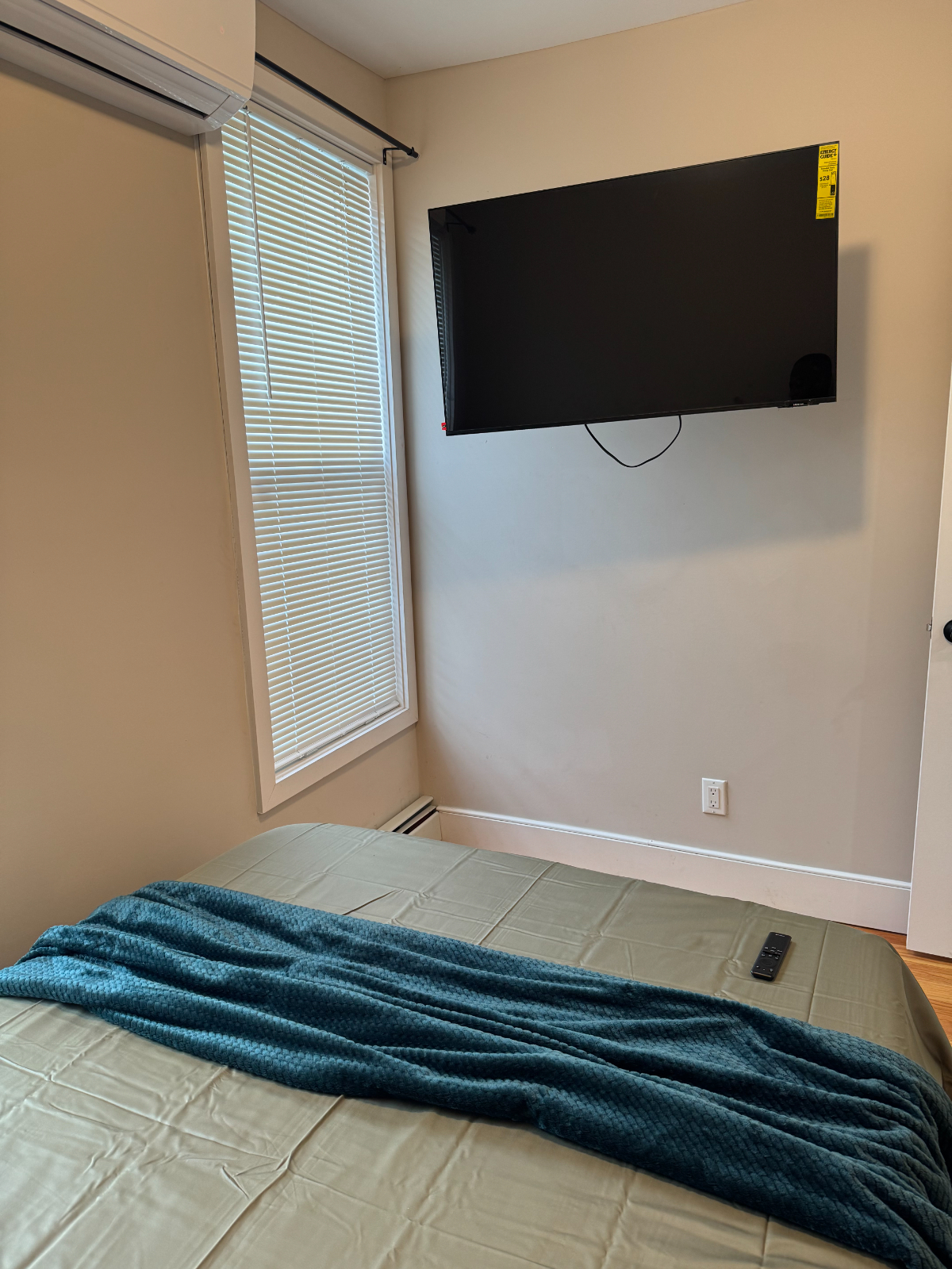 Newly Renovated Two Bedroom Apartment - Photo 5