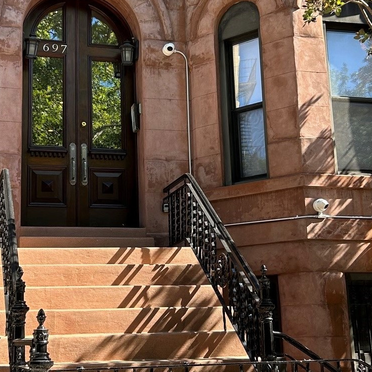 Designer Stuy-Hghts Brownstone 1 BR | A/C, Laundry & Pet Friendly - Photo 9