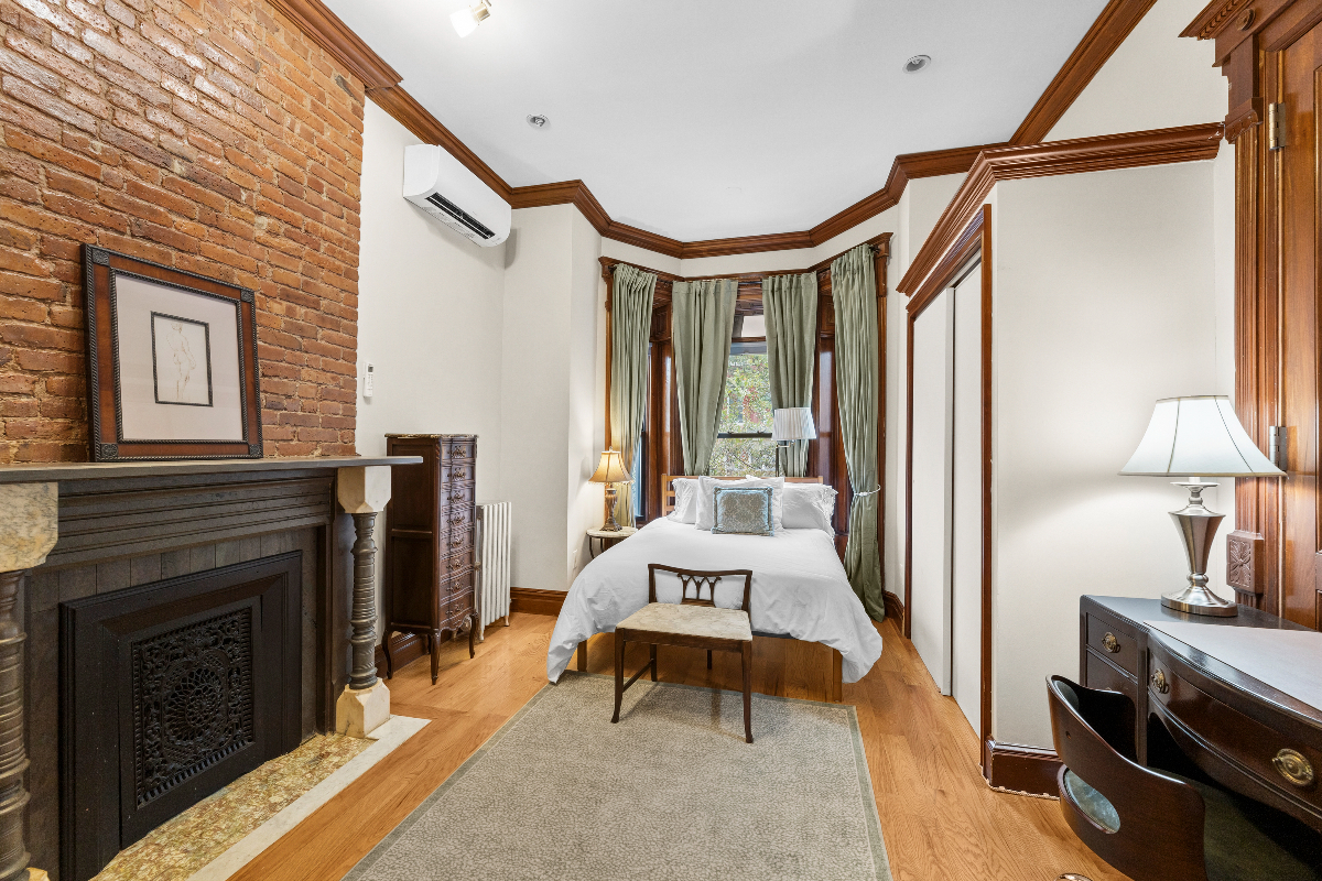 Designer Stuy-Hghts Brownstone 1 BR | A/C, Laundry & Pet Friendly - Photo 6