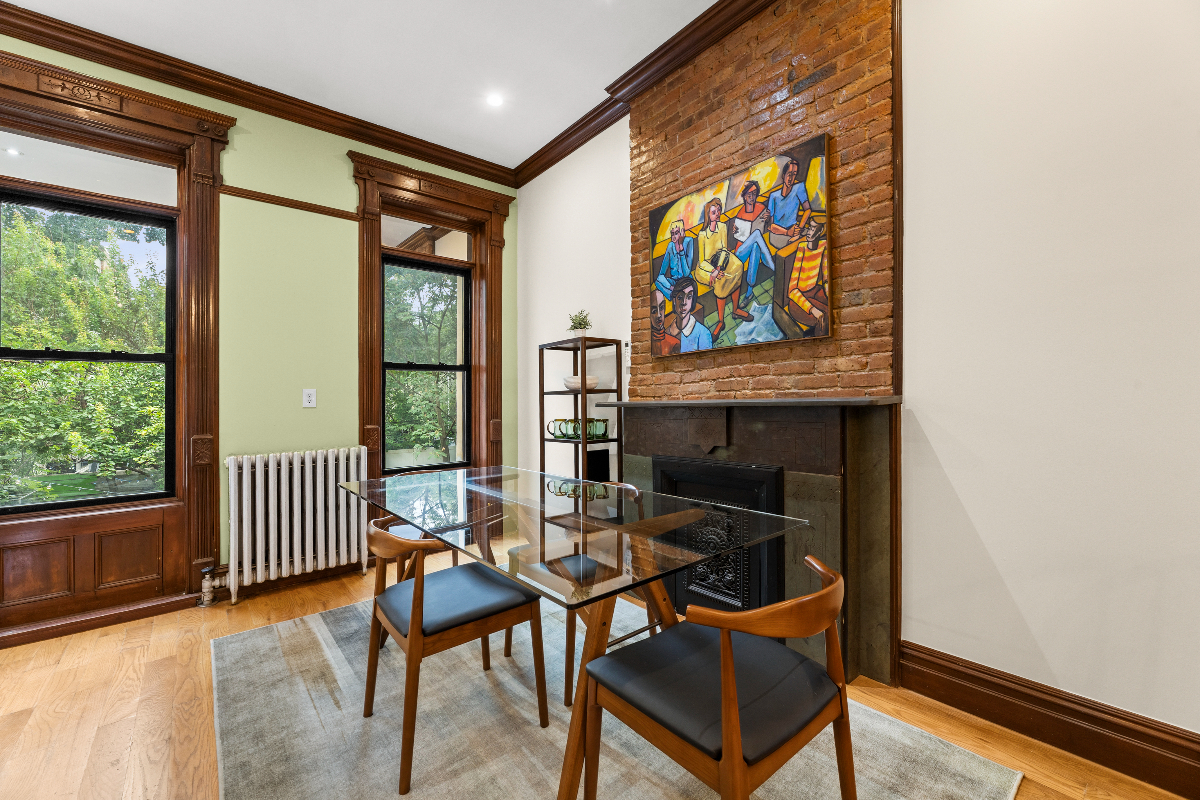 Designer Stuy-Hghts Brownstone 1 BR | A/C, Laundry & Pet Friendly - Photo 1