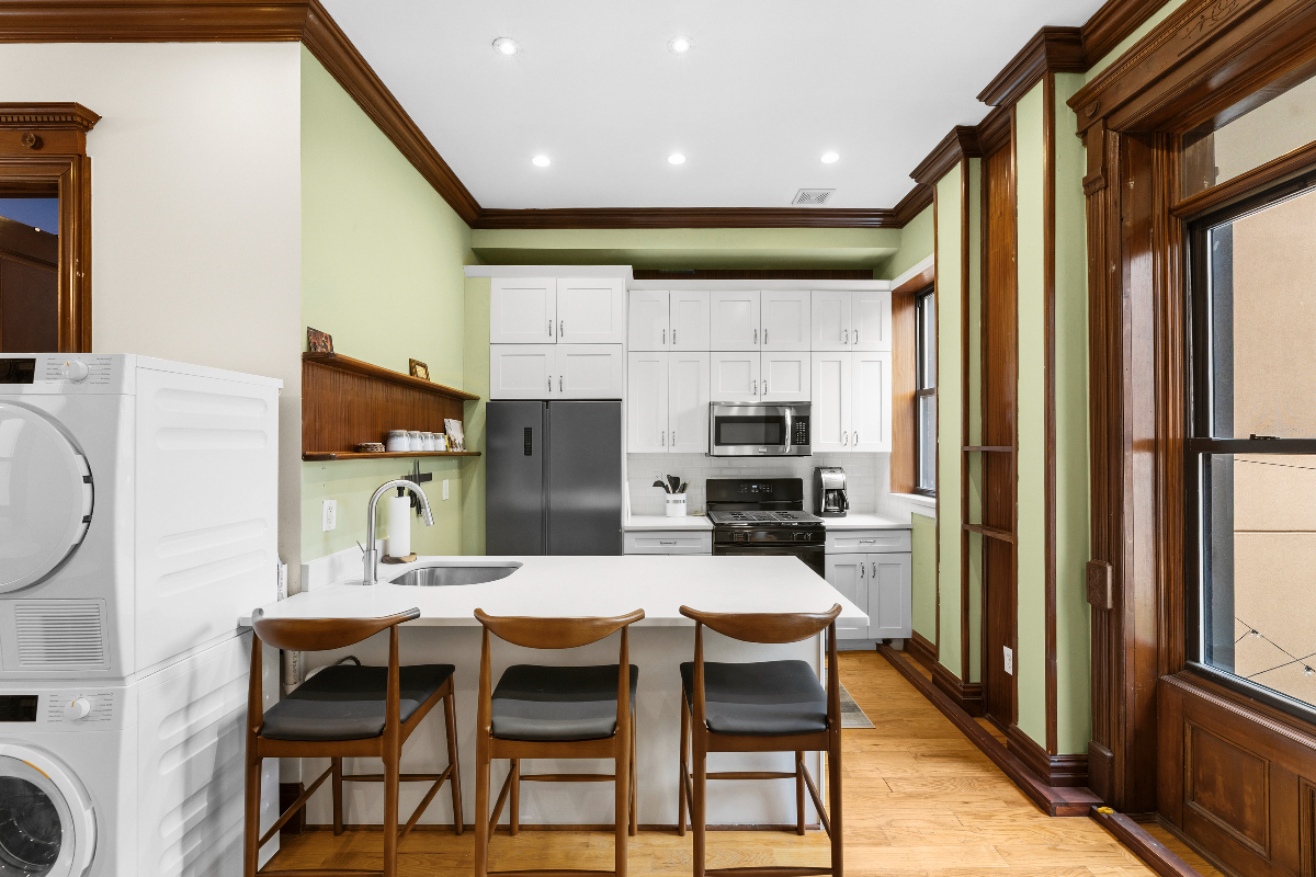 Designer Stuy-Hghts Brownstone 1 BR | A/C, Laundry & Pet Friendly - Photo 4