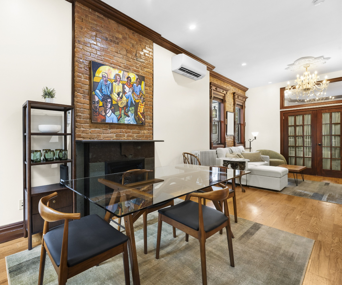 Designer Stuy-Hghts Brownstone 1 BR | A/C, Laundry & Pet Friendly - Photo 2