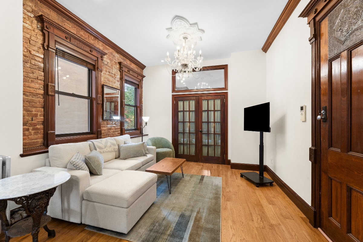 Designer Stuy-Hghts Brownstone 1 BR | A/C, Laundry & Pet Friendly - Photo 3