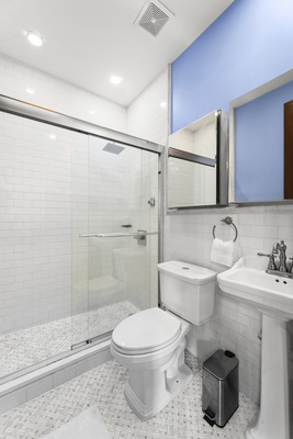 Designer Stuy-Hghts Brownstone 1 BR | A/C, Laundry & Pet Friendly - Photo 7