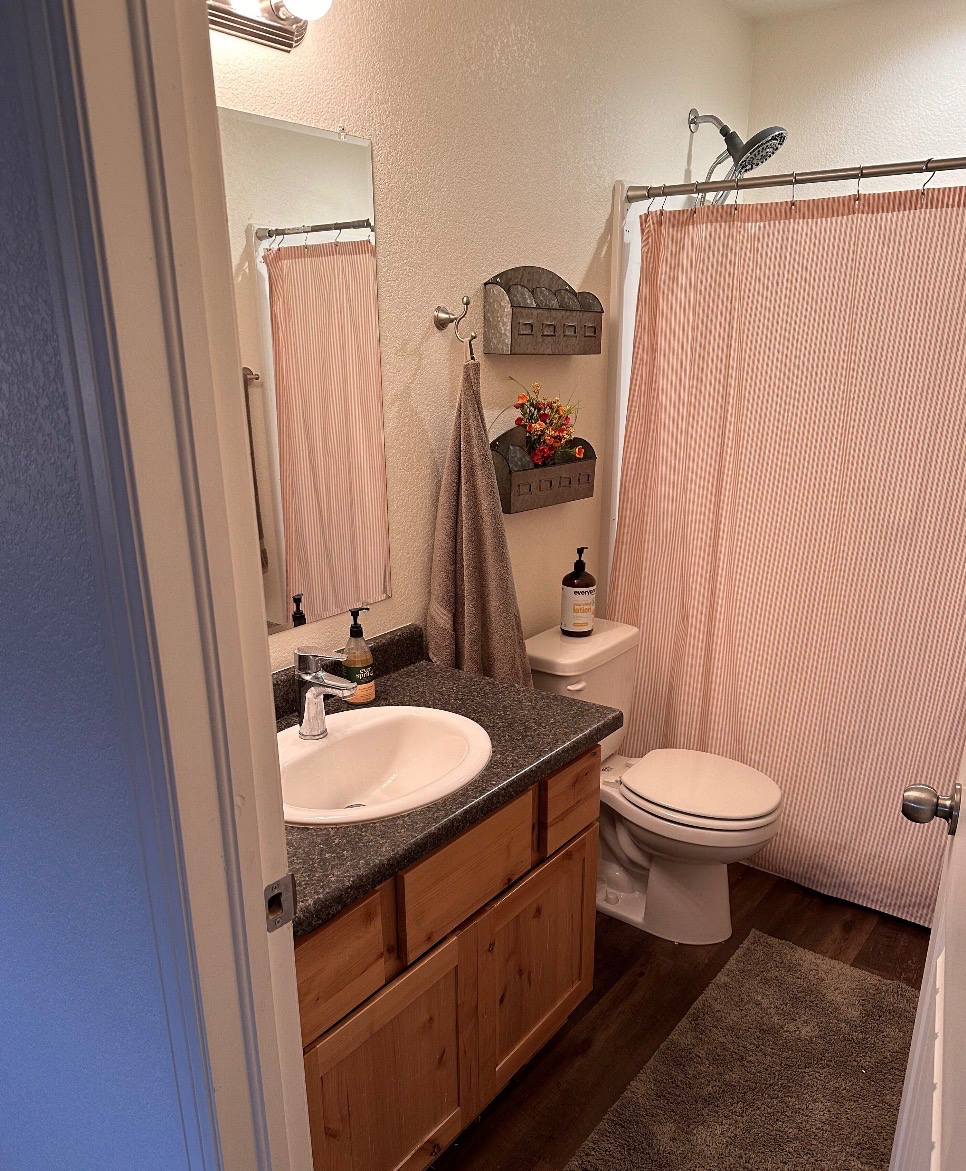 Perfect for traveling nurses, military short term fully furnished, utilities paid flexible lease - Photo 6
