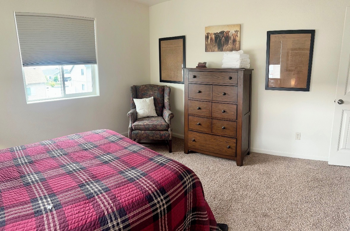 Perfect for traveling nurses, military short term fully furnished, utilities paid flexible lease - Photo 7