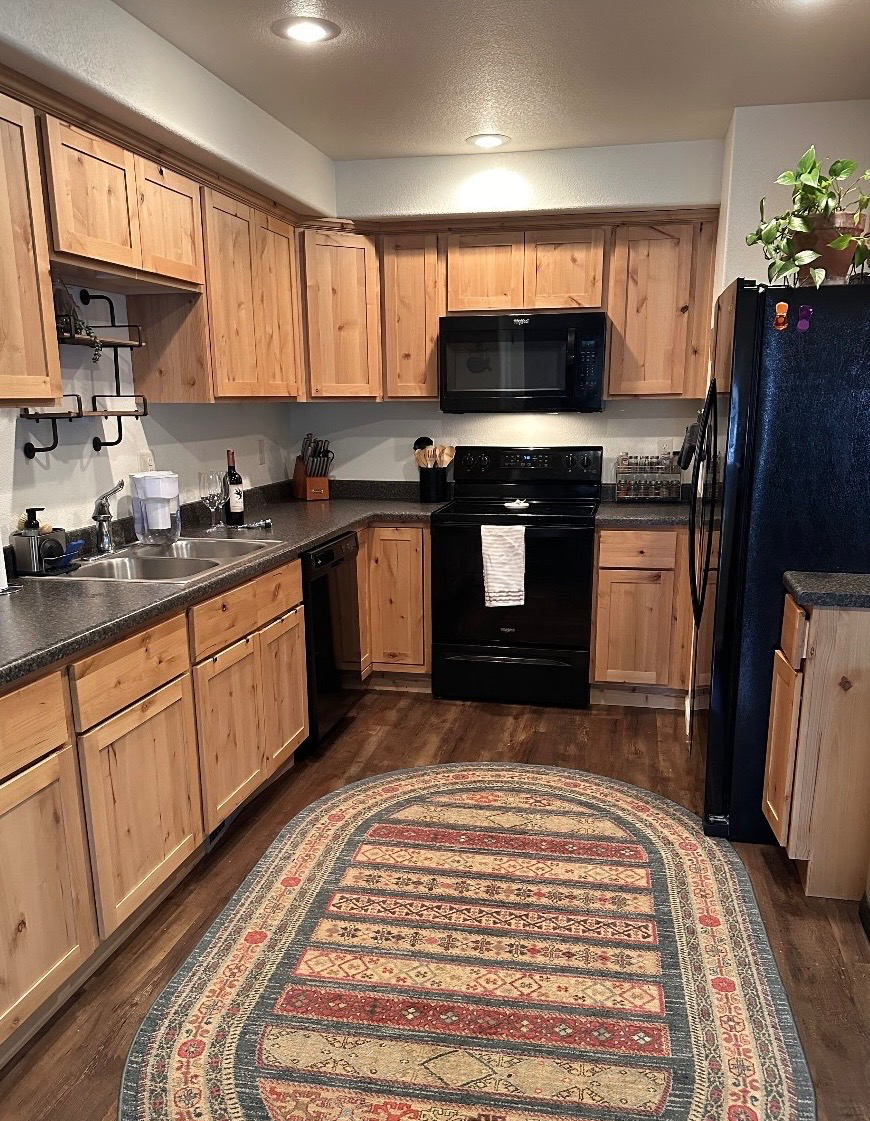 Perfect for traveling nurses, military short term fully furnished, utilities paid flexible lease - Photo 3