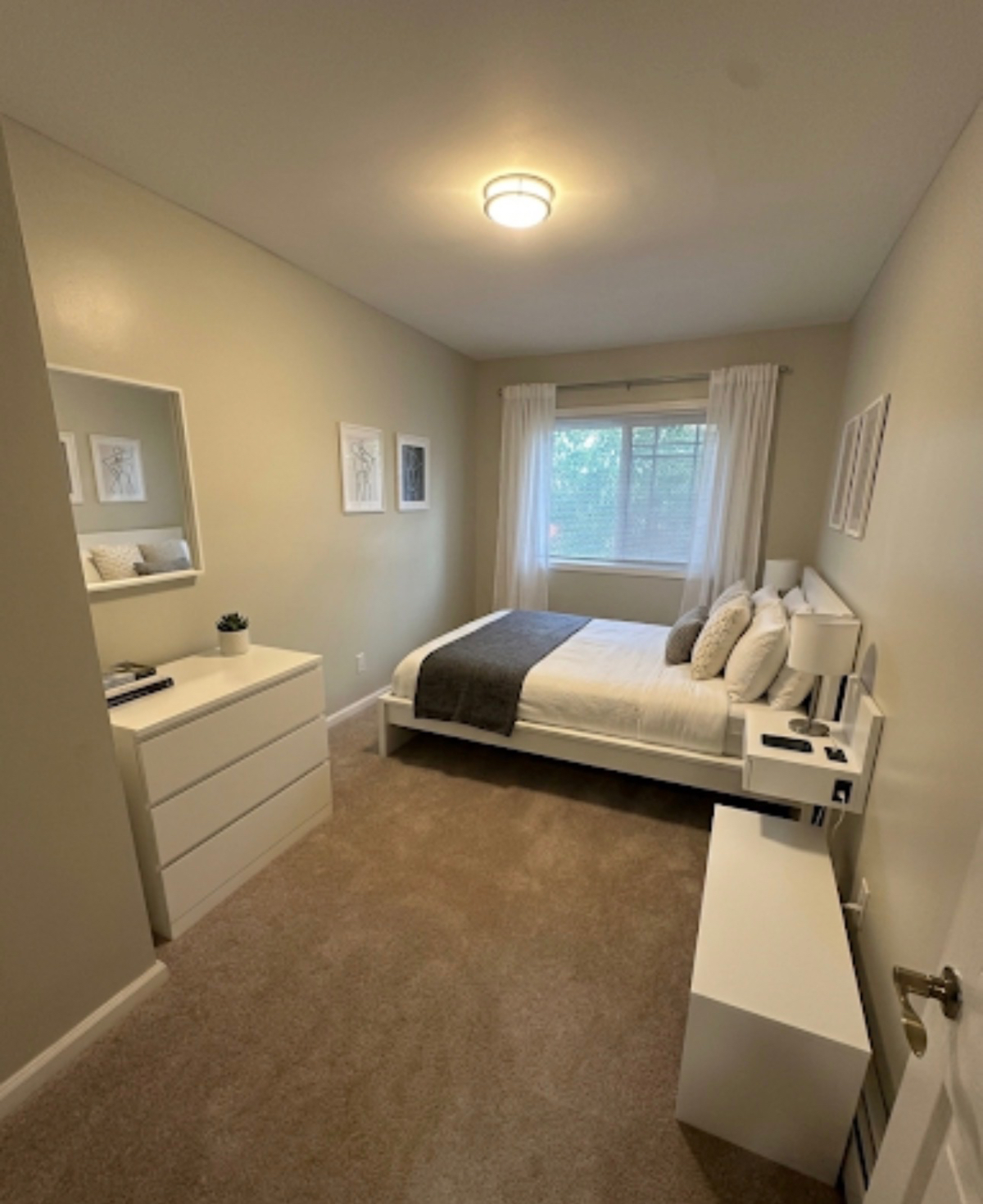 Modern four bedroom in a private home - Photo 1