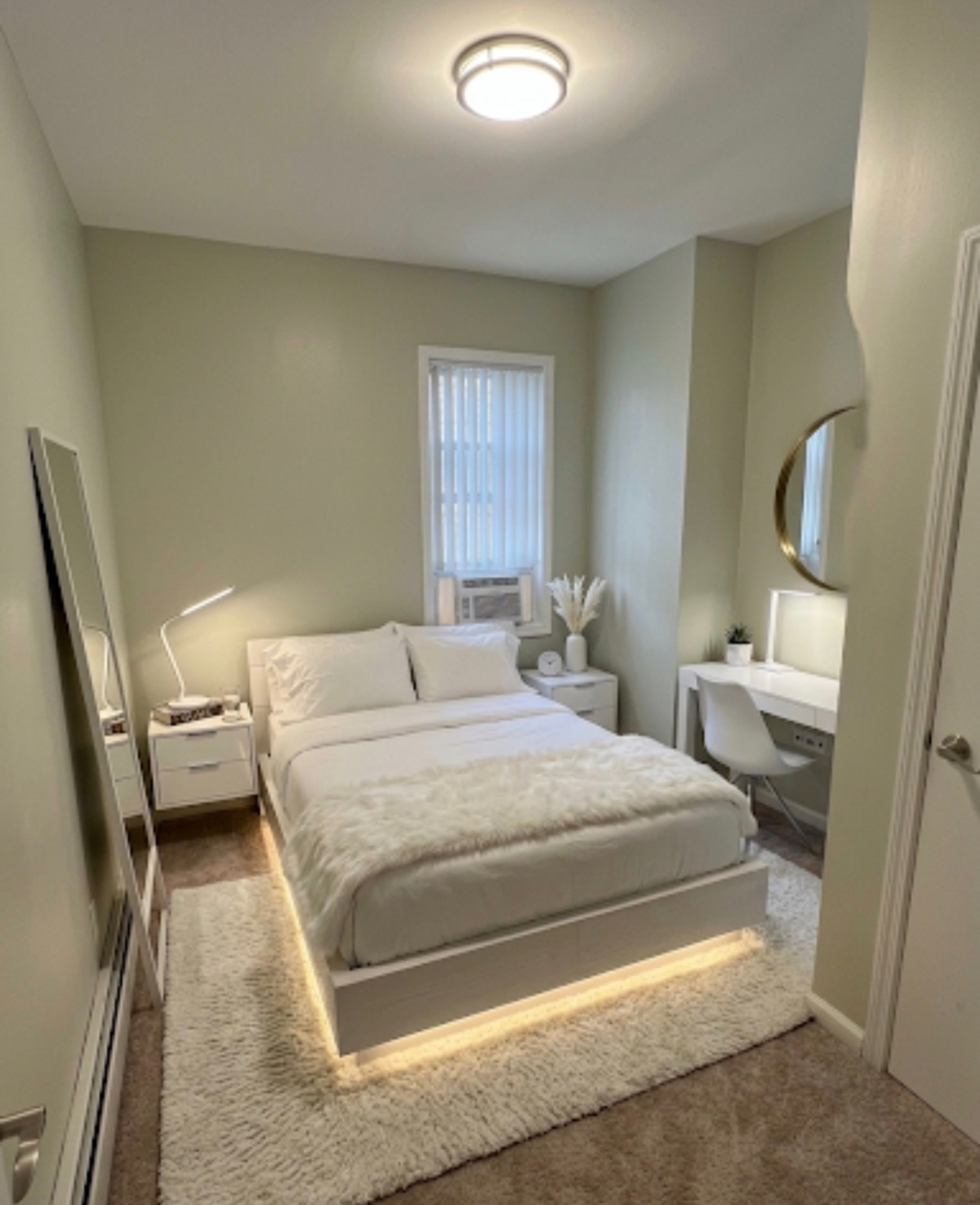 Modern four bedroom in a private home - Photo 3