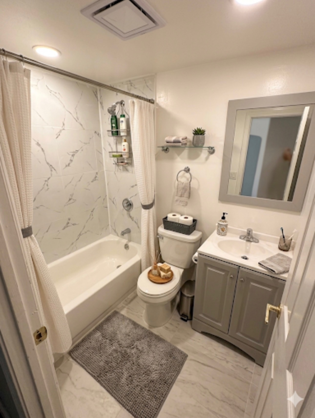 Modern four bedroom in a private home - Photo 4