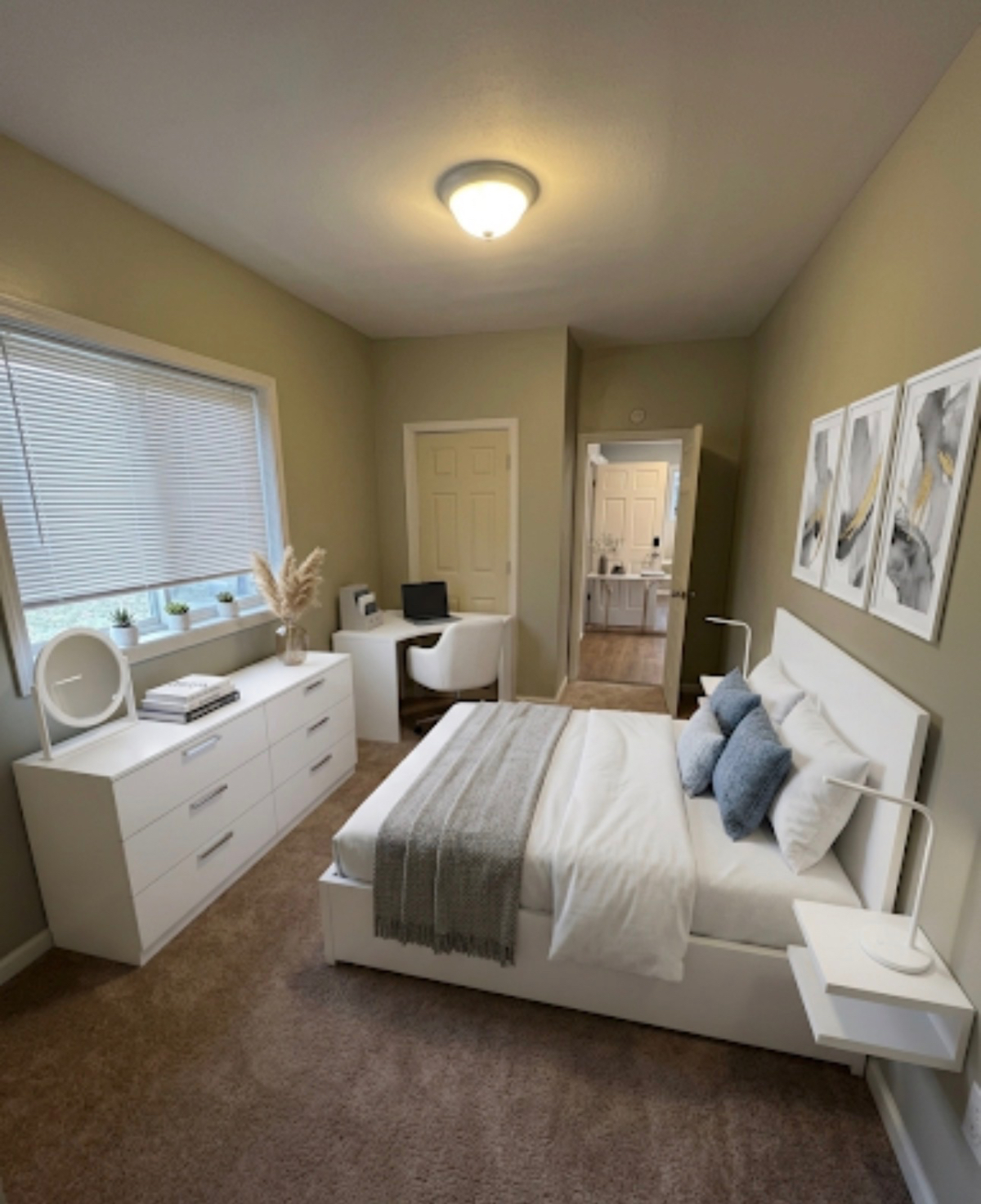 Modern four bedroom in a private home - Photo 5