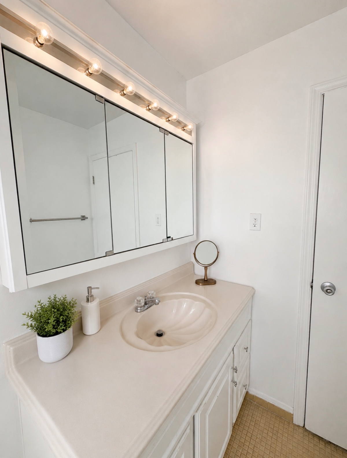 Private Furnished Room Near Multiple Hospitals | Safe Quiet Home | Utilities Included - Photo 7