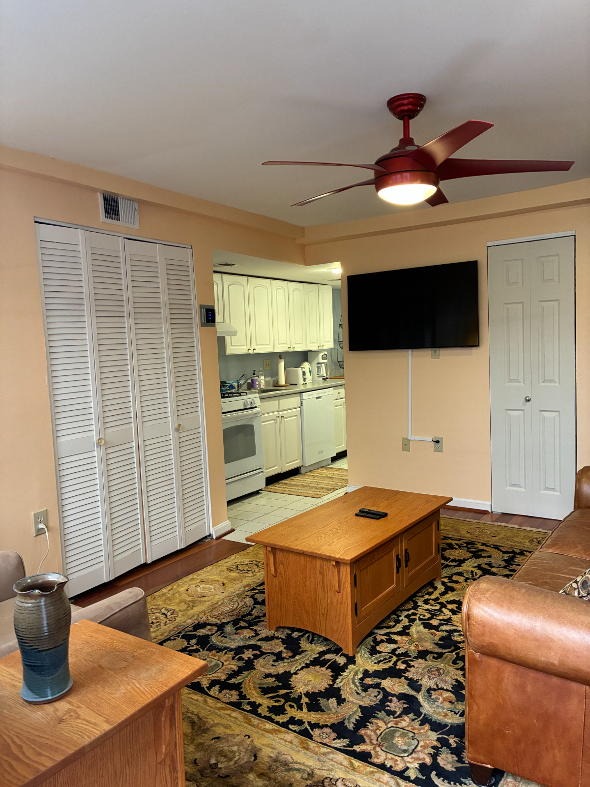 Capitol Hill Oasis - Fully Furnished 1-Bedroom English Basement Apartment - Photo 5