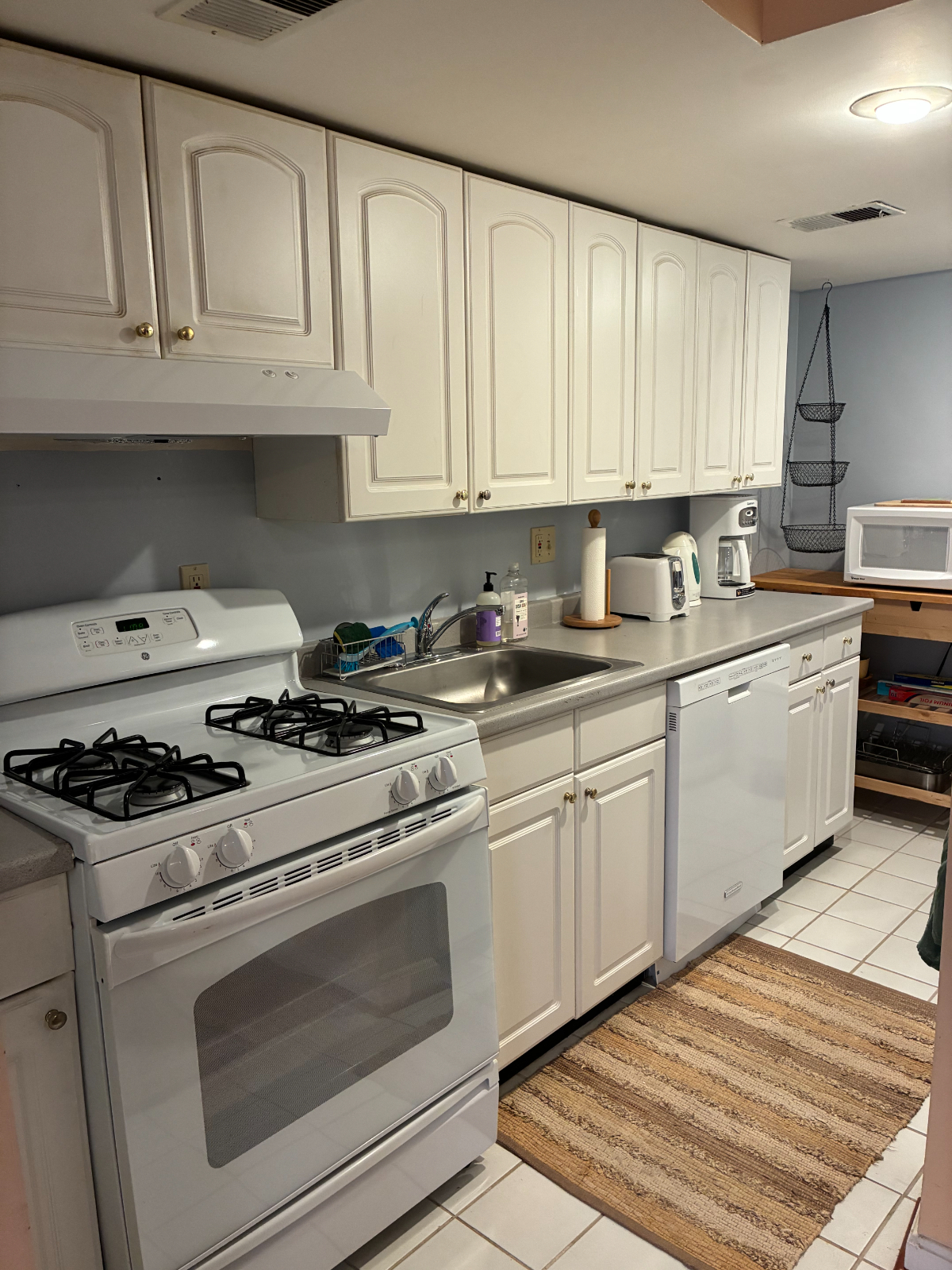 Capitol Hill Oasis - Fully Furnished 1-Bedroom English Basement Apartment - Photo 6