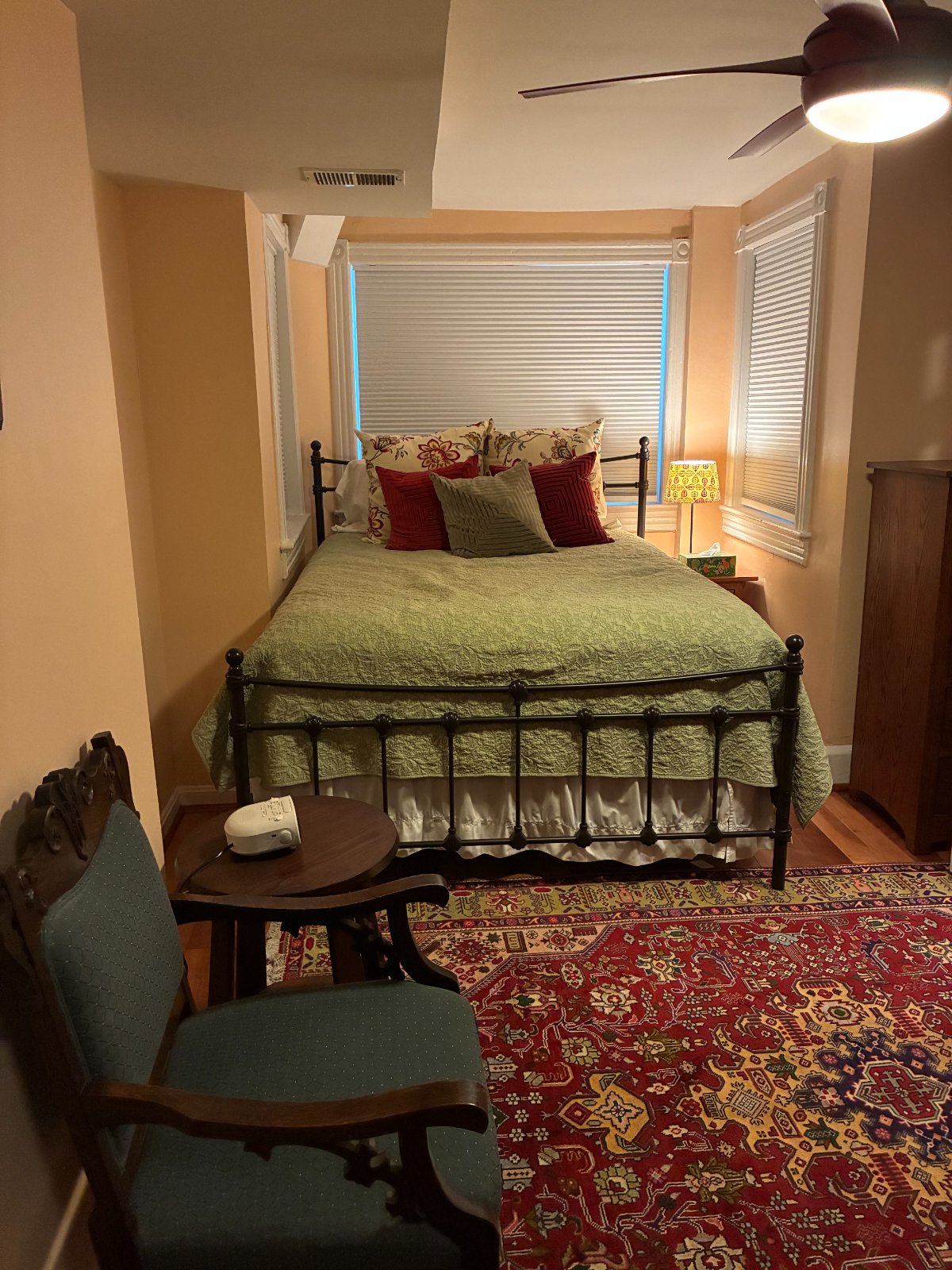 Capitol Hill Oasis - Fully Furnished 1-Bedroom English Basement Apartment - Photo 2