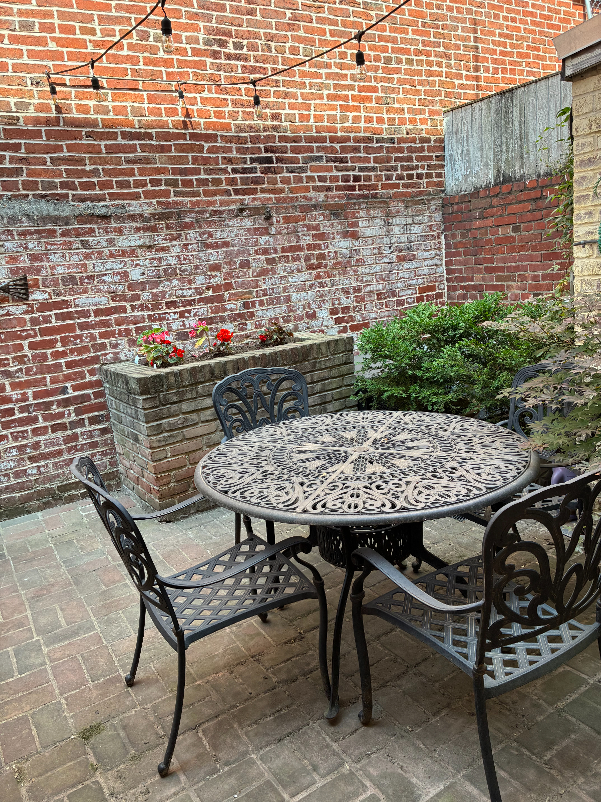 Capitol Hill Oasis - Fully Furnished 1-Bedroom English Basement Apartment - Photo 1