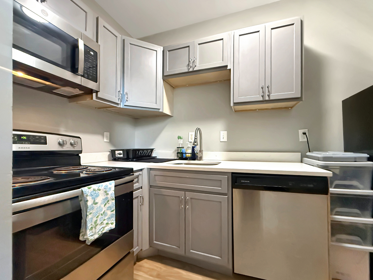 Renovated 1BR in Capitol Hill | 5-Min Walk to Metro | In-Unit Laundry - Photo 6