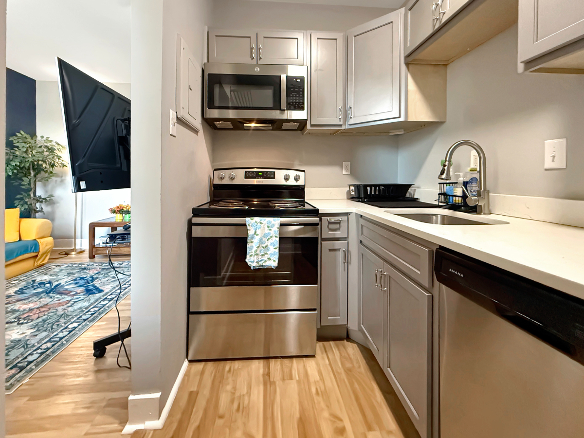 Renovated 1BR in Capitol Hill | 5-Min Walk to Metro | In-Unit Laundry - Photo 5