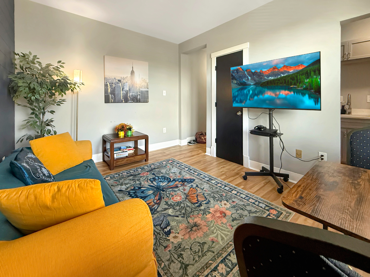 Renovated 1BR in Capitol Hill | 5-Min Walk to Metro | In-Unit Laundry - Photo 4