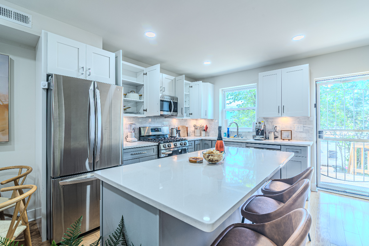 Architect-Renovated 2BR 2.5BA 3Bed Rowhouse | Corporate & Relocation Housing - Photo 3