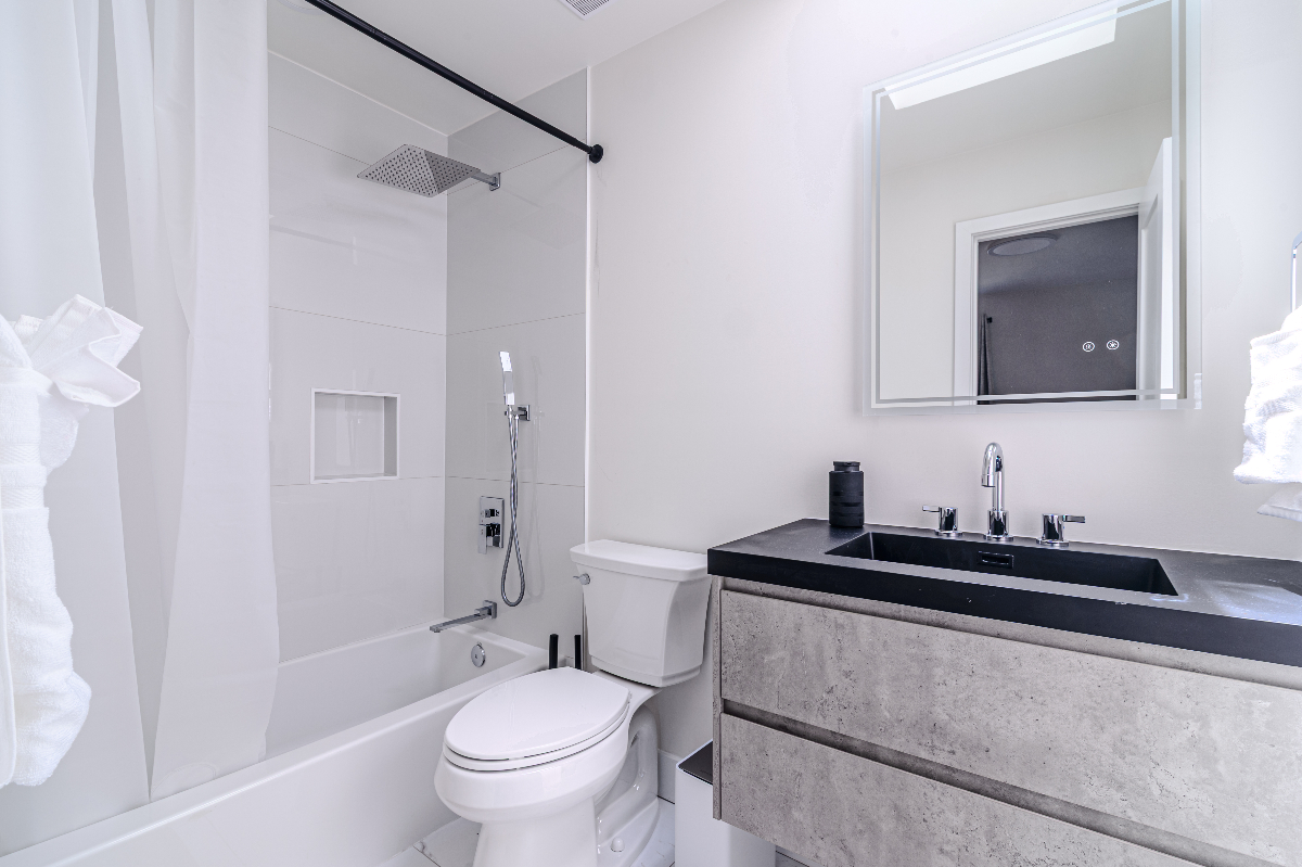 Architect-Renovated 2BR 2.5BA 3Bed Rowhouse | Corporate & Relocation Housing - Photo 10
