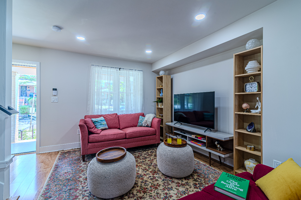 Architect-Renovated 2BR 2.5BA 3Bed Rowhouse | Corporate & Relocation Housing - Photo 4